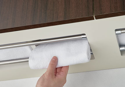 タオルを傷つけにくい衛生的なステンレス製ロールバーを採用